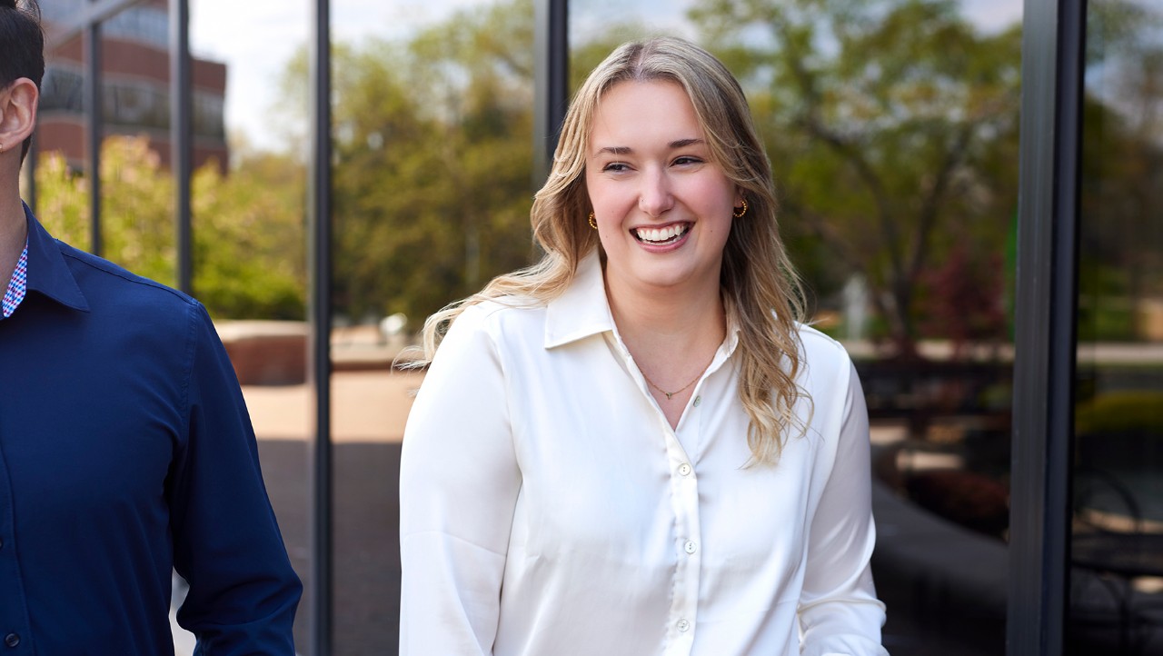 Un membre de l’équipe Enterprise Mobility devant le siège social mondial de Saint-Louis, dans le Missouri. 