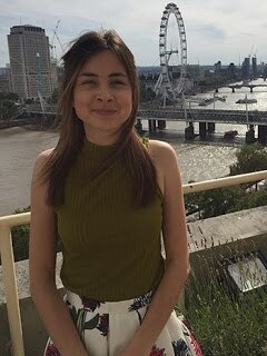 Beth devant le London Eye