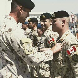 Kyle se fait épingler pour les Forces armées canadiennes