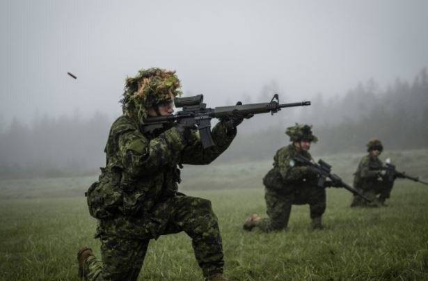 Larry en camouflage avec un pistolet