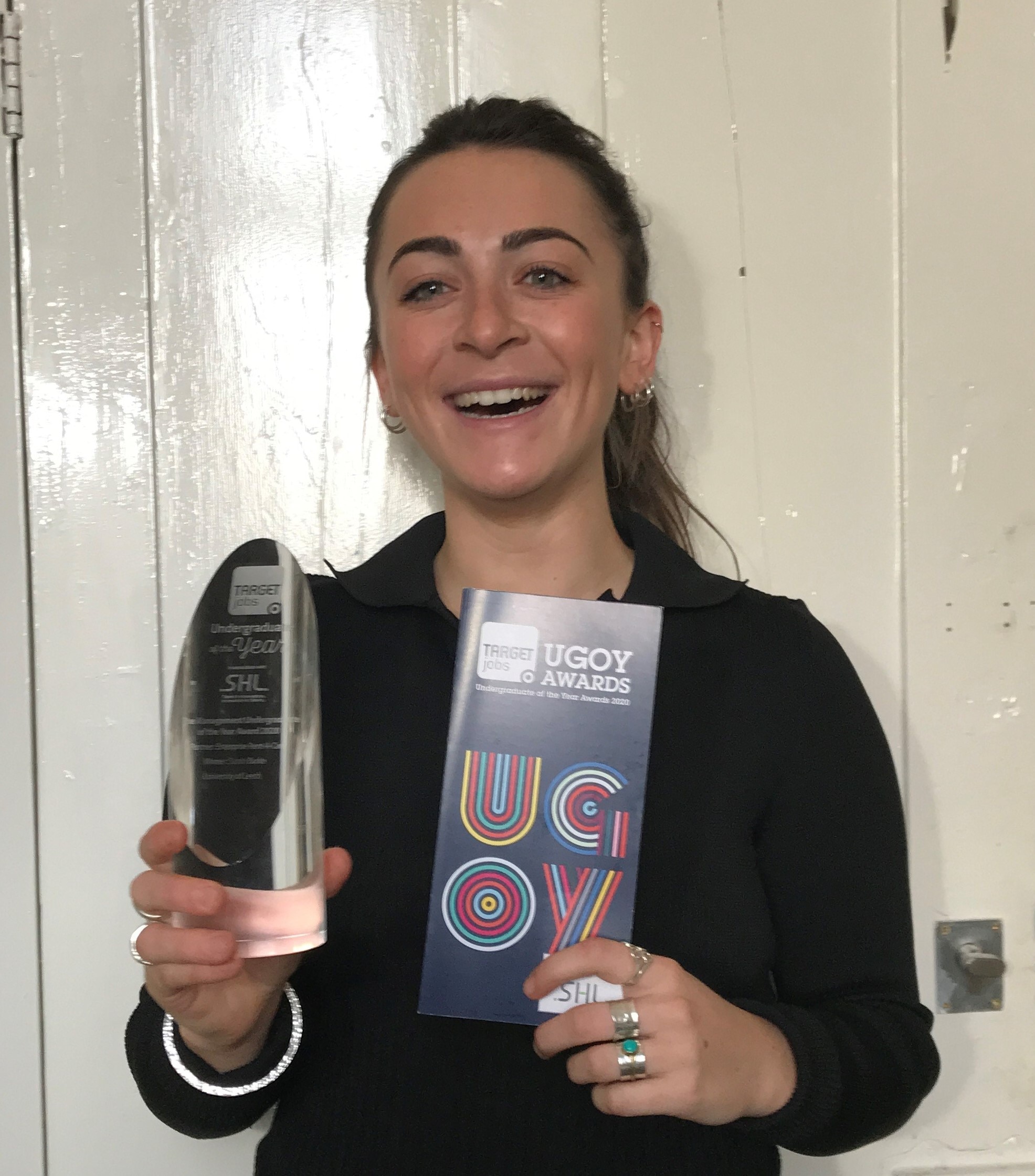 Sarah tenant son prix